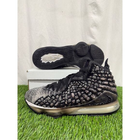 Nike‎ Lebron 17 In The Arena Size 13 Mens Black White BQ3177-002 - Picture 1 of 10